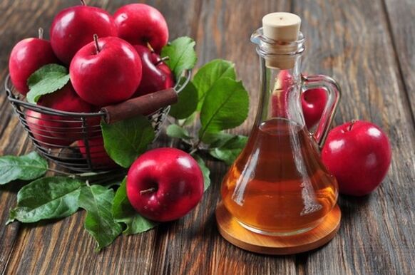 Le vinaigre de cidre de pomme soulage l'enflure et la douleur dans les jambes dues aux varices